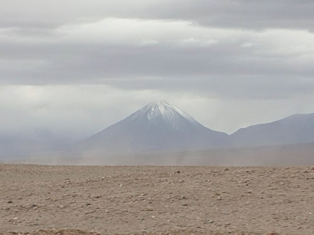 Vulkan Licancabur im Sandstürmchen