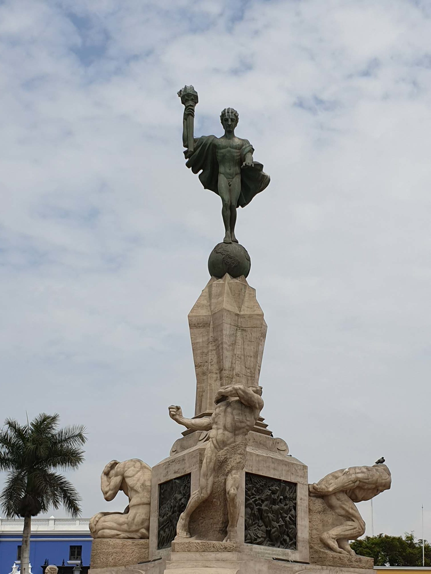 Statue auf der Plaza de Armas