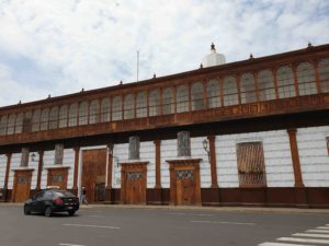 Kolonialgebäude mit langem Holzbalkon