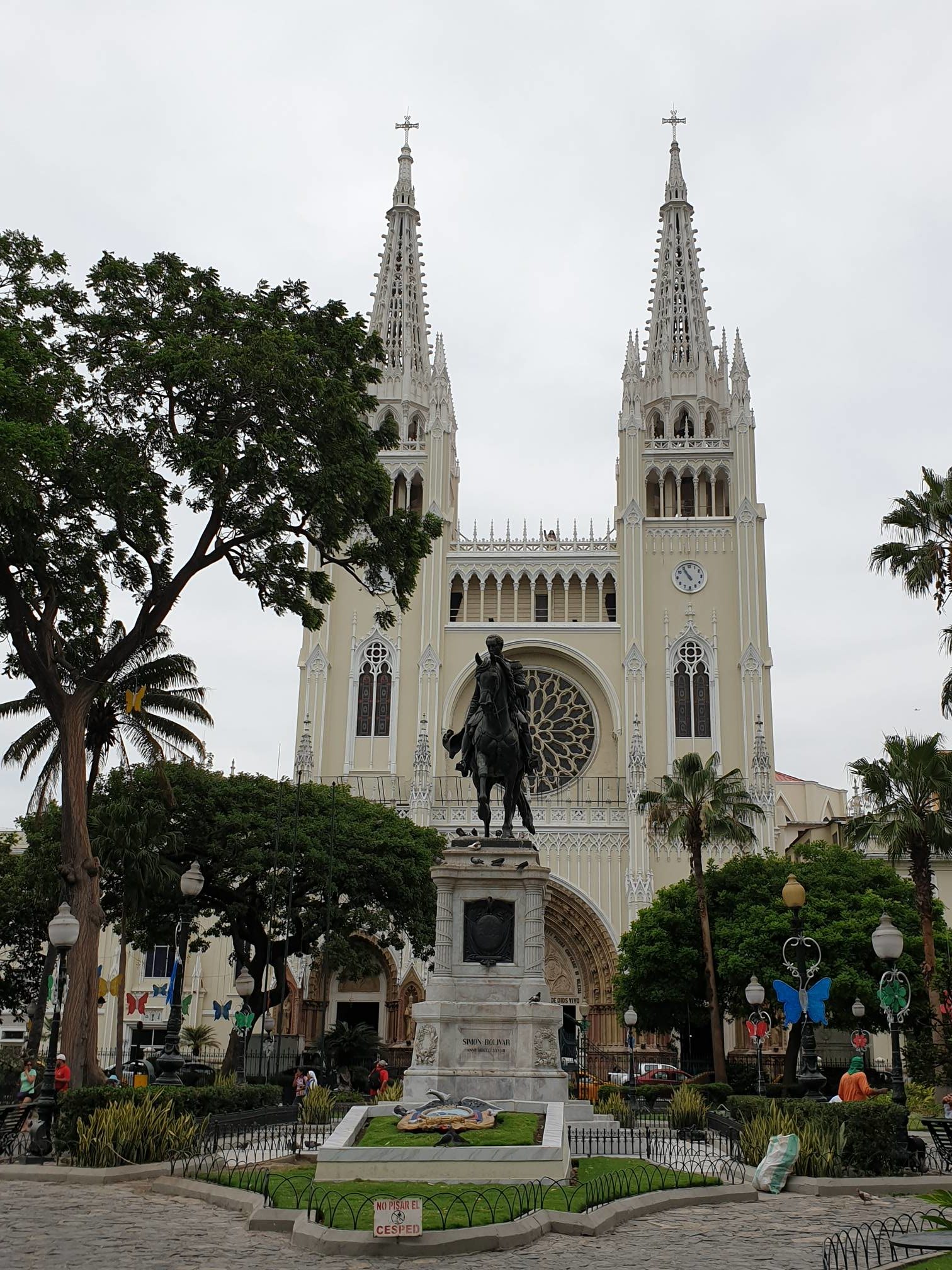 Kathedrale mit Reiterstatue von Simón Bolívar