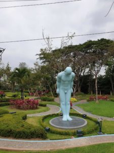 Der sich verneigende Mann in einem Park in Guayaquil