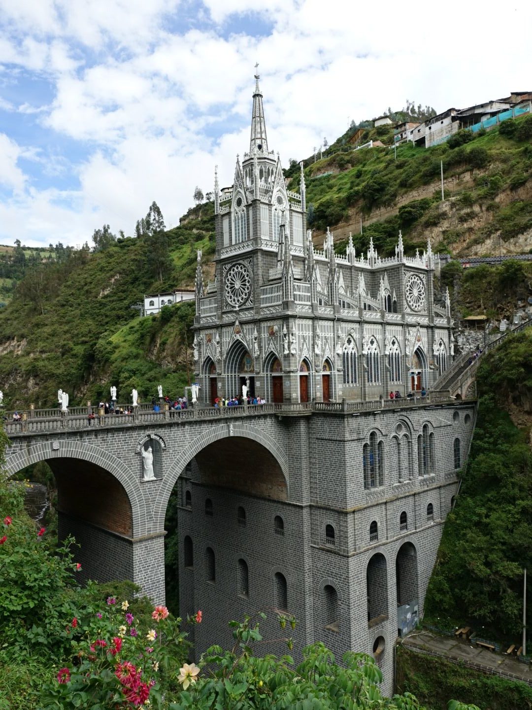 El Santuario de las Lajas über dem Río Guáitara G